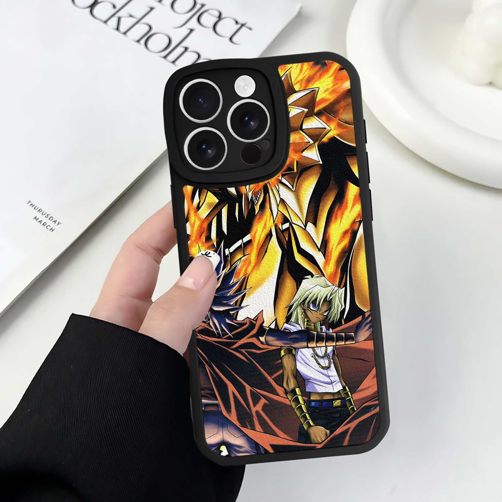 （画像用） 遊☆戯☆王 Yu-Gi-Oh! 【iPhone 16シリーズ対応】シリコンスマホケース（レザー調） 材質：シリコン